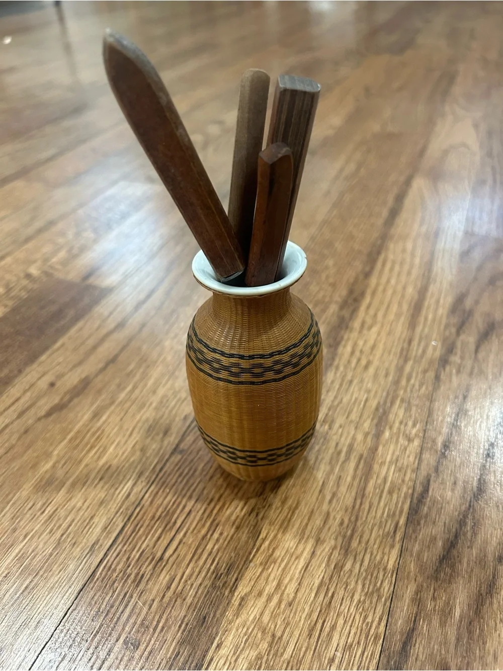 Wood-Handled Serrated butter-snack Knife Set with Brown Decorative Vase